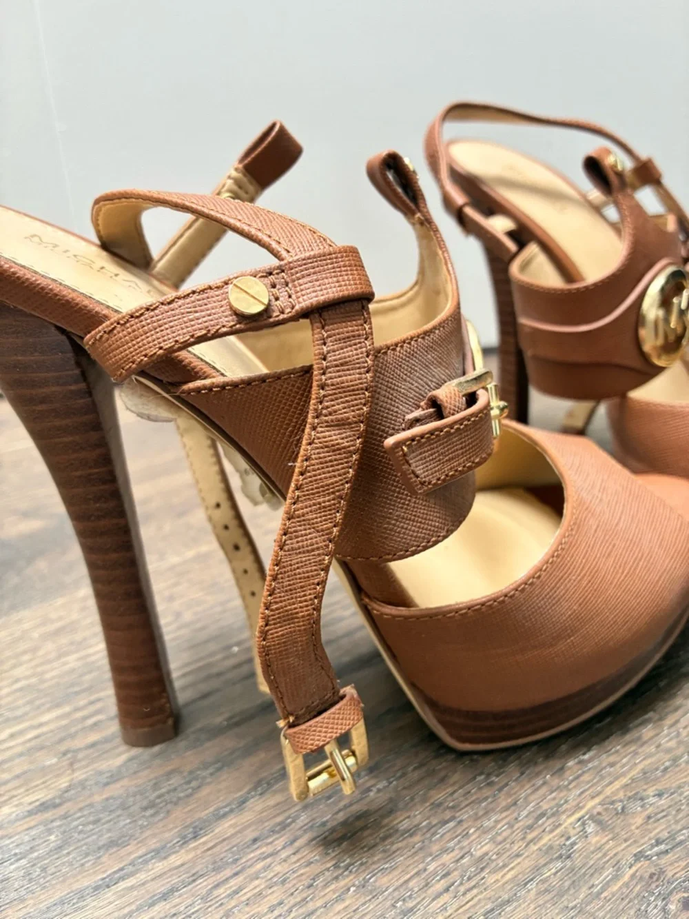 Michael KORS MACKENZIE MK GOLD LOGO SAFFIANO PLATFORM SANDALS SIZE 9 - Picture 4 of 8